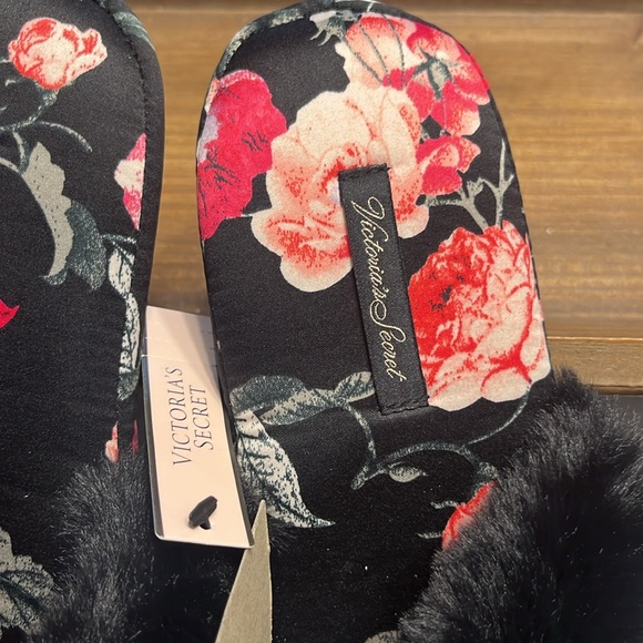 Brand new Victoria’s Secret slippers with bag - Picture 4 of 11